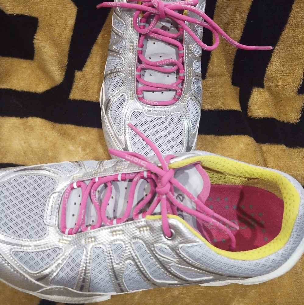 Ladies tennis shoes/sneakers